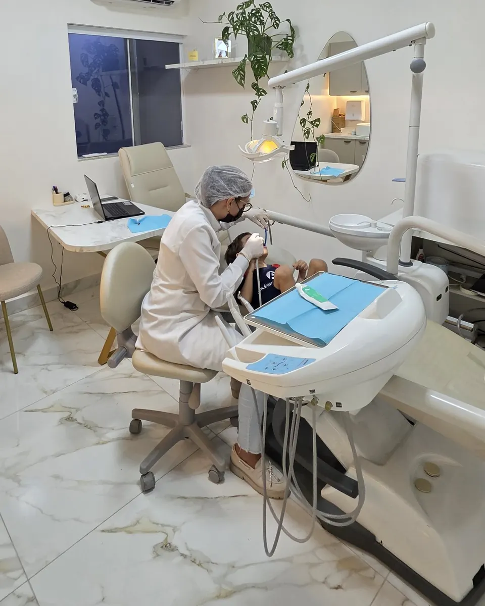 Consultório odontológico do Instituto Maset em Pirassununga, com cadeira odontológica e iluminação clara